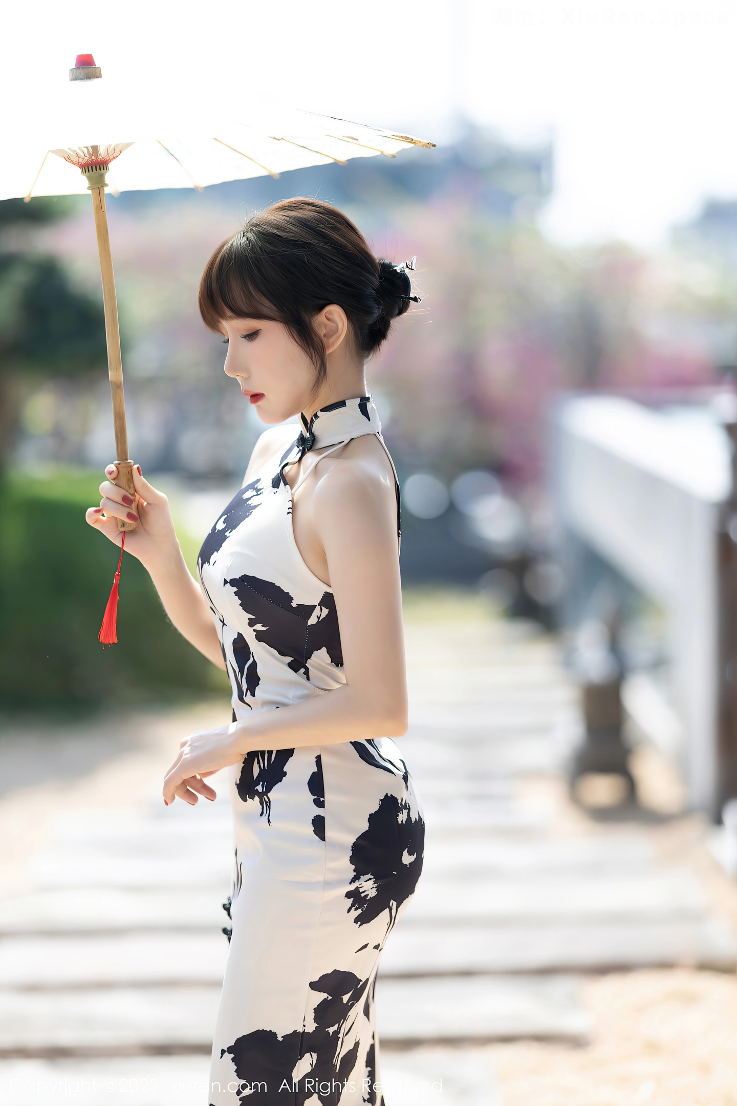 图片[2]-[XiuRen秀人网]2023.02.08 VOL.6230 诗诗kiki 白色抹胸礼服裙与蕾丝内衣加肉丝美腿性感私房写真集-秀人网官方网站